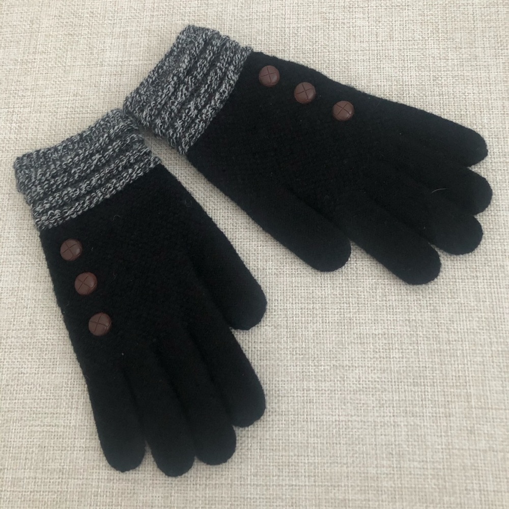 Knitted Gloves with buttons